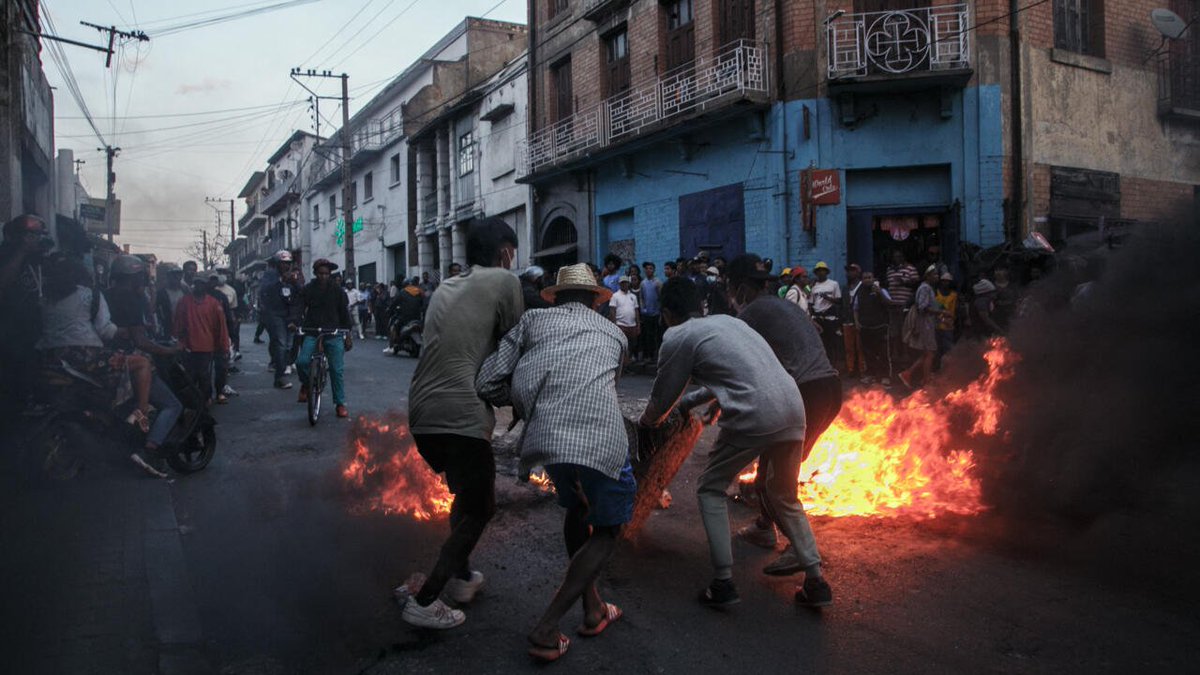 FelastoryMedia's tweet photo. 🇲🇬 Curfew imposed after Madagascar protests — Violent demonstrations over persistent water and power failures force authorities to enact nighttime restrictions in Antananarivo. #ServiceCrisis https://t.co/k6ONyNOvSs