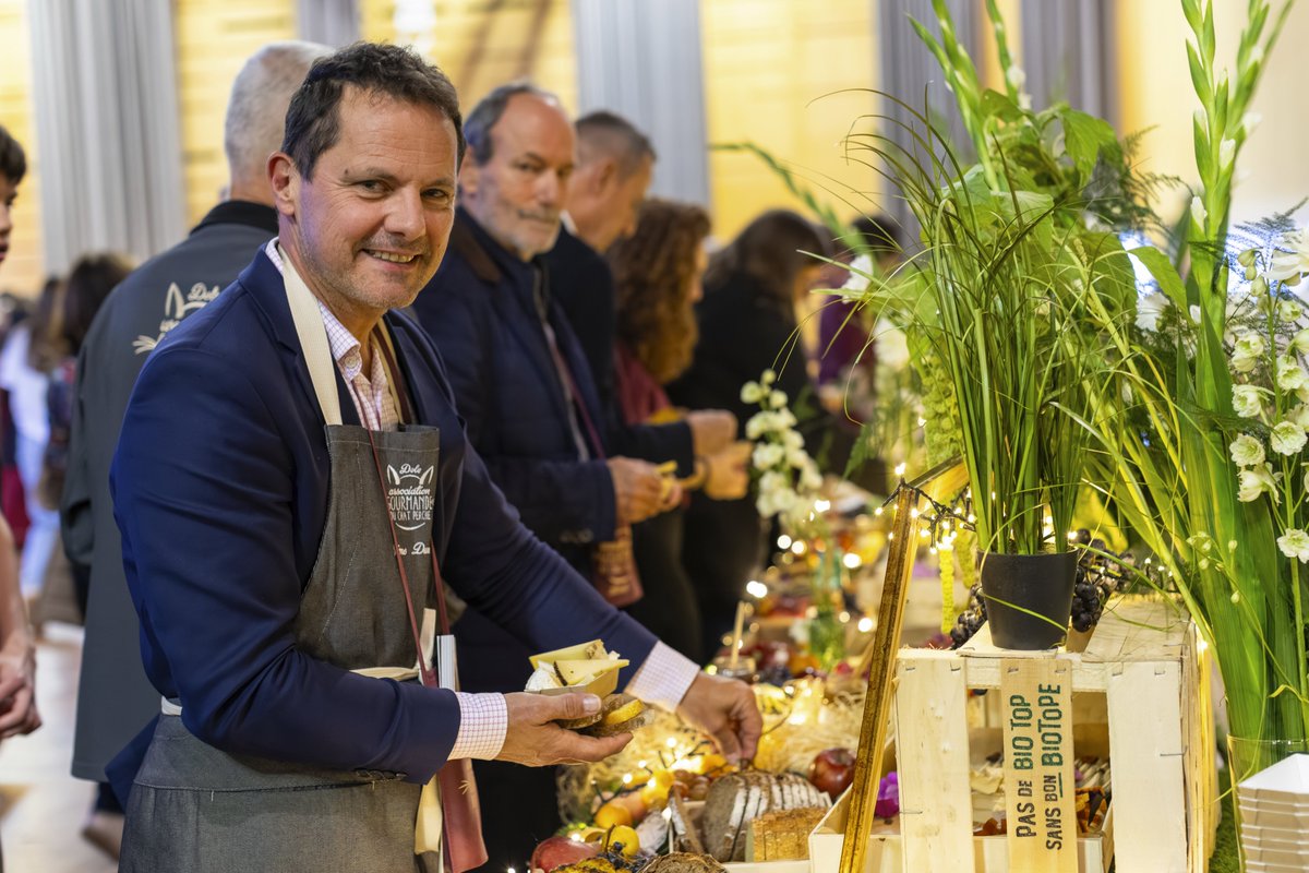 Région Bourgogne-Franche-Comté (@bfc_region) on Twitter photo 😺✨ Le Week-end Gourmand du Chat Perché à Dole est lancé ! Découvrez un immense village gourmand, porté par 150 exposants de #BFC 🧀 aux côtés des invités d'honneur, <a href="/VilleDeMacon/">Mâcon</a> & <a href="/cantalauvergne/">Cantal Auvergne</a> 
Une manifestation entre patrimoine, terroirs et convivialité 🎉 😺✨ Le Week-end Gourmand du Chat Perché à Dole est lancé ! Découvrez un immense village gourmand, porté par 150 exposants de #BFC 🧀 aux côtés des invités d'honneur, <a href="/VilleDeMacon/">Mâcon</a> & <a href="/cantalauvergne/">Cantal Auvergne</a> 
Une manifestation entre patrimoine, terroirs et convivialité 🎉