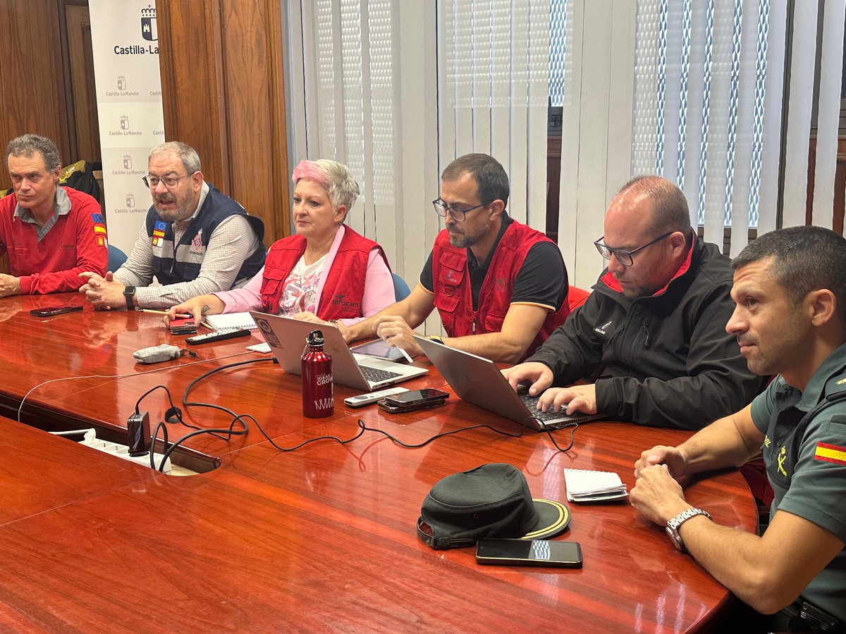 ➡️ ACTUALIZACIÓN
Debido al cambio de viento en #IFPeñalbadelaSierra en #Guadalajara se restringe el acceso a visitantes al Hayedo de Tejera Negra desde esta mañana por posible afección por humo.

Se recomienda evitar la circulación en el entorno del Parque Natural de la Sierra