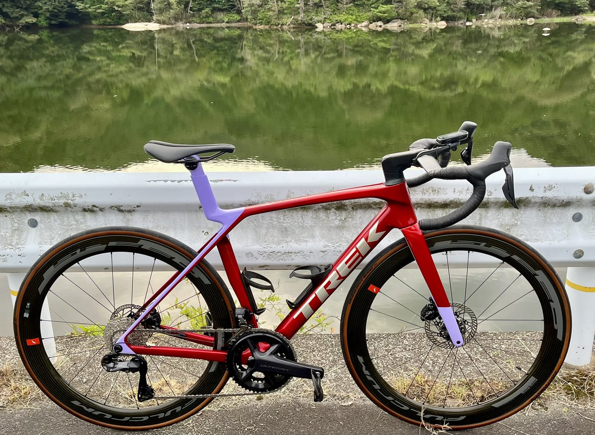 HiroHiro_jp's tweet photo. #今日からまたトレック民
TREK Madone SL5 Gen8 納車されました‼️😊

アルテグラDi2（パワメ）、FULCRUM SPEED55、カーボンエアロハンドル、フレーム一部塗装😁😁😁 https://t.co/mvjnTlznPX