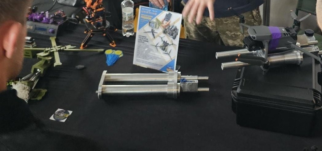 OSINTI1's tweet image. Per gli scettici, alcune immagini dell&apos;Expo di Lviv che mostrano il prototipo in esposizione con altri prodotti di alcuni amici e colleghi.
Purtroppo, data la segretezza dell&apos;evento, non ci sono molte altre foto.