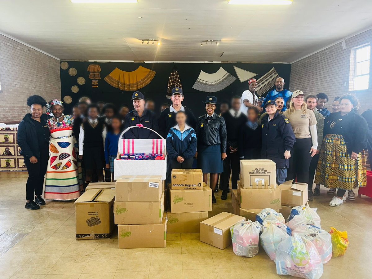 SAPoliceService's tweet image. #sapsEC marked Heritage Day in Kenton-on-Sea by donating hundreds of sanitary pads to learners.

Col Andiswa Mahlelehlele linked heritage to the fight against #GBVF, urging girls to value themselves and embrace dignity, strength &amp;amp; Ubuntu. #endgbvf