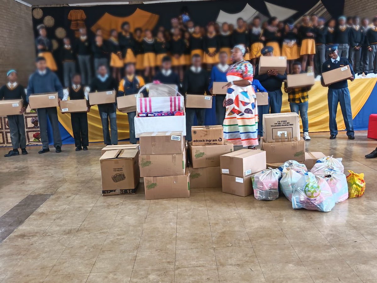 SAPoliceService's tweet image. #sapsEC marked Heritage Day in Kenton-on-Sea by donating hundreds of sanitary pads to learners.

Col Andiswa Mahlelehlele linked heritage to the fight against #GBVF, urging girls to value themselves and embrace dignity, strength &amp;amp; Ubuntu. #endgbvf