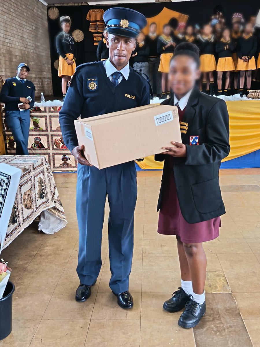 SAPoliceService's tweet image. #sapsEC marked Heritage Day in Kenton-on-Sea by donating hundreds of sanitary pads to learners.

Col Andiswa Mahlelehlele linked heritage to the fight against #GBVF, urging girls to value themselves and embrace dignity, strength &amp;amp; Ubuntu. #endgbvf