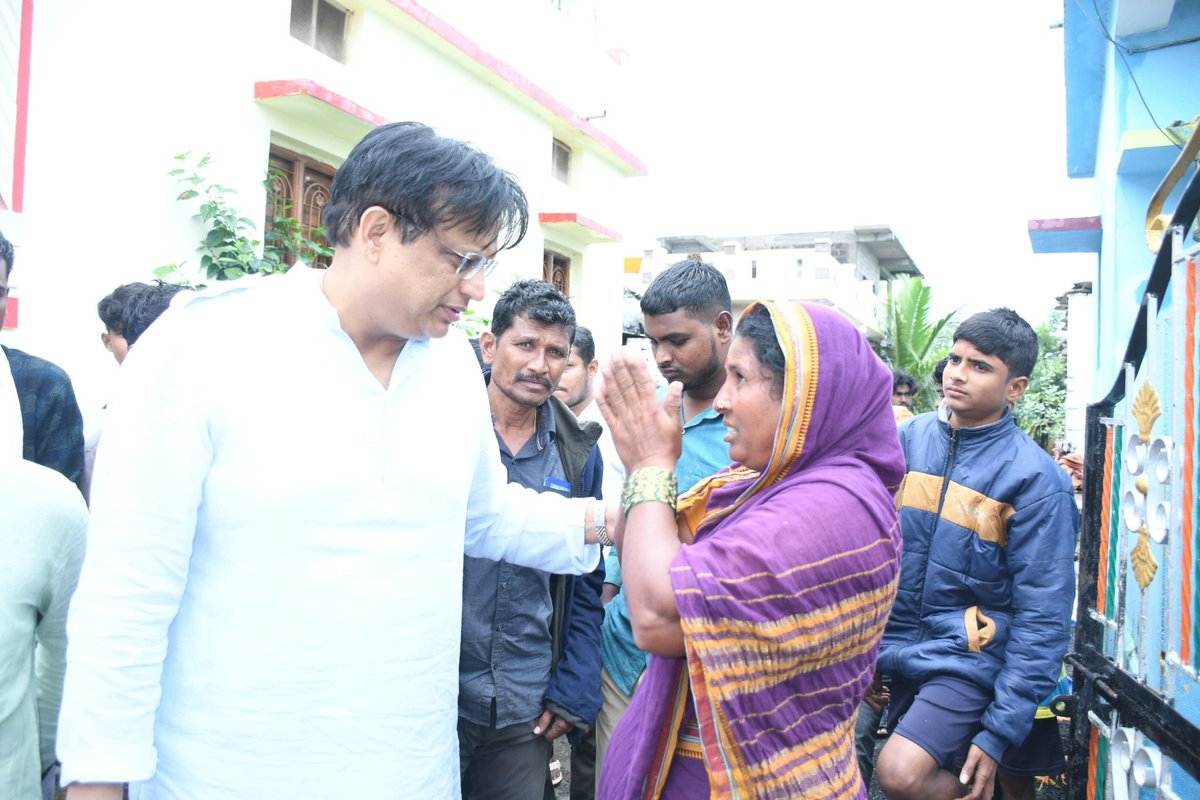 ajaydharamsingh's tweet photo. ಇಂದು ಬೆಳಿಗ್ಗೆ ಕಲಬುರ��ಿ ಜಿಲ್ಲೆಯ ಜೇವರ್ಗಿ ತಾಲೂಕಿನ ಕಟ್ಟಿ ಸಂಗಾವಿ ಮತ್ತು ಸುತ್ತ ಮುತ್ತಲಿನ ಪ್ರದೇಶದಲ್ಲಿ ಅತಿಯಾದ ಮಳೆ ಮತ್ತು ತೀವ್ರ ಪ್ರವಾಹದಿಂದಾಗಿ   ಹಾನಿಗೊಳಗಾದ ಸ್ಥಳಗಳನ್ನು ಸಂಬಂಧಪಟ್ಟ ಅಧಿಕಾರಿಗಳೊಂದಿಗೆ ಭೇಟಿ ನೀಡಿ ವೀಕ್ಷಣೆ ಮಾಡಲಾಯಿತು.
ಮಳೆ ಮತ್ತು ಪ್ರವಾಹದಿಂದ ಹಾನಿಗೊಳಗಾದ ನಾಗರೀಕರಿಗೆ ಸೂಕ್ತ ವ್ಯವಸ್ಥೆ ಕಲ್ಪಿಸಲು ಮತ್ತು ಹಾನಿಗೊಳಗಾದ ಬೆಳೆಗಳ ಬಗ್ಗೆ ಮಾಹಿತಿ ನೀಡಲು ಹಾಗೂ ಪರಿಹಾರದ ಬಗ್ಗೆ ಕ್ರಮವಹಿಸಿಲು ಗಮನ ನೀಡುವಂತೆ ಅಧಿಕಾರಿಗಳಿಗೆ ಸೂಚಿಸಲಾಯಿತು.
ಈ ಸಂದ��್ಭದಲ್ಲಿ ಕಾಂಗ್ರೆಸ್ ಪಕ್ಷದ ��ಿರಿಯ ಮುಖಂಡರು  ಮತ್ತು ತಾಲೂಕು ಮಟ್ಟದ ಅಧಿಕಾರಿಗಳು ಹಾಗೂ ಸಮಸ್ತ ಗ್ರಾಮಸ್ಥರು ಉಪಸ್ಥಿತರಿದ್ದರು.