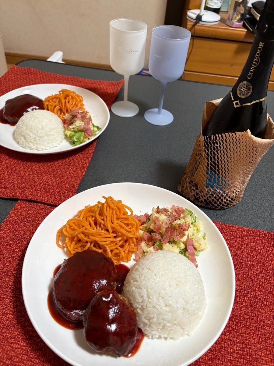 ChocoPan_458's tweet image. 母に教わったハンバーグ

熱々のハンバーグにケチャップとウスターソースとお砂糖を煮立てたソースをかける
幼い頃、台所からハンバーグの焼けた匂いと甘酸っぱいソースの香りが漂うと、それはもう嬉しくてたまらなかった
家族の笑顔も全部が
おうちのごちそうだった

#おうちごはん 
#ハンバーグ