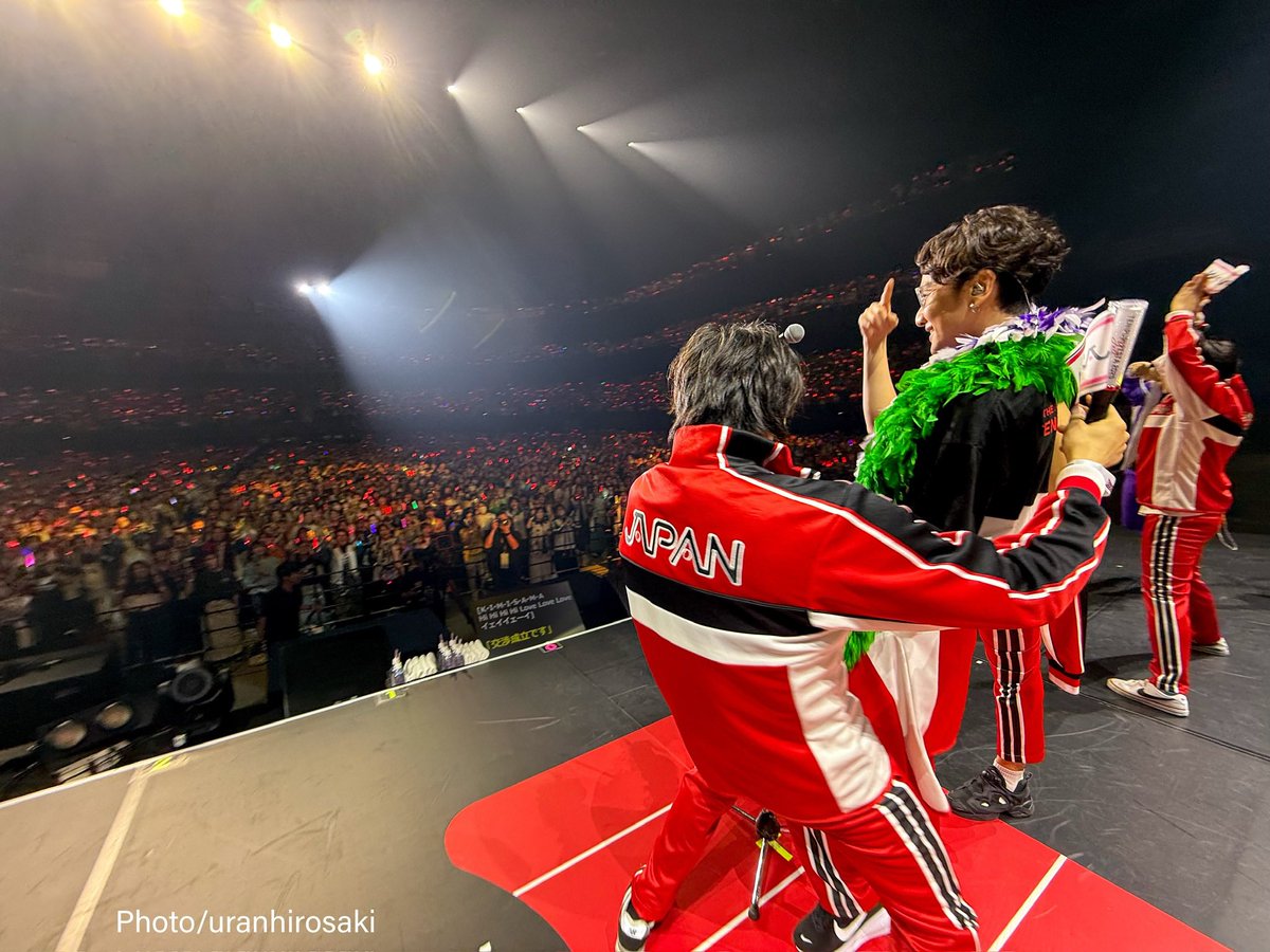 uranhirosaki's tweet photo. 出ました🤩客席からのお写真📷‼️そして舞台上からのお客様との集合写真と出番直前の君島先輩😍を添えておきます💖 #キミパ の会場の一体感は半端なかったっす🤩🎉 #テニフェス2025 見逃し配信中🎾❣️
 #テニフェス #激写 #広崎うらん https://t.co/ZDW9LUyQKo