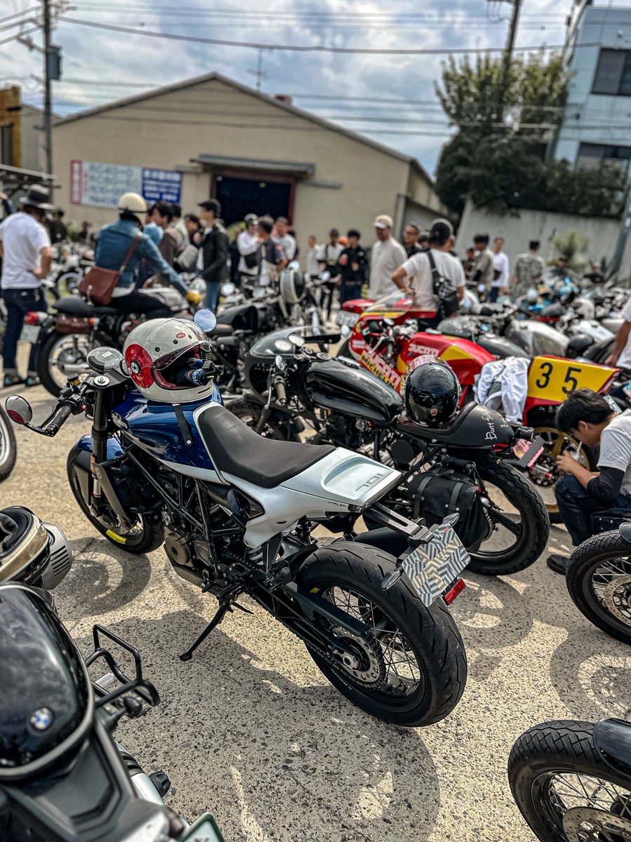 加藤ノブキ (@nobtree) on Twitter photo 本日は作業の合間に【横浜カフェレーサーミーティング】<a href="/YOKOHAMA_CR/">YOKOHAMA CR</a> に少しだけお邪魔してきました。
こんなにカフェレーサーいたの!?ってくらいの台数と人で賑わってました🔥
会場のグリーンナッツも最高だし、こんな素敵なイベントはどんどんやっていただきたいですね♪ 本日は作業の合間に【横浜カフェレーサーミーティング】<a href="/YOKOHAMA_CR/">YOKOHAMA CR</a> に少しだけお邪魔してきました。
こんなにカフェレーサーいたの!?ってくらいの台数と人で賑わってました🔥
会場のグリーンナッツも最高だし、こんな素敵なイベントはどんどんやっていただきたいですね♪