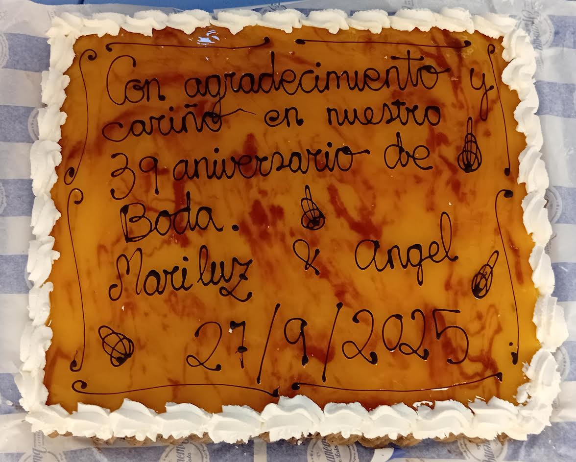 Mari Luz y yo celebramos hoy en el Hospital Ramón y Cajal nuestro 39º aniversario de boda y lo festejaremos con esta tarta para los sanitarios que la atienden tras su operación de cáncer bucal y facial. Eternamente agradecidos. La tarta es de los amigos de Ipanema de Lola.