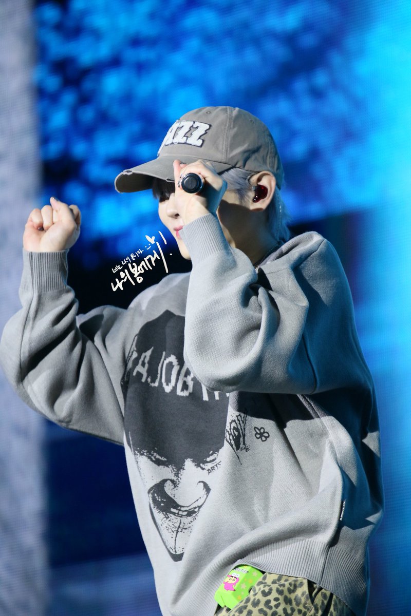 my_keybom's tweet photo. 250927 키랜드 사운드체크
내가 사는 이유..🩶😉
#키 #key #기범 https://t.co/G8s6H7tVqz