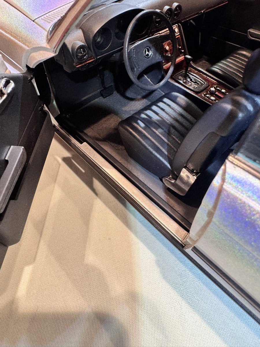 #ホビーフェスタ03in帯広
３６式模型部の卓に
異様にレベルの高いカーモデルが😳

kobarutoさんが制作した
1/12メルセデスベンツ４５０ＳＬＣ
実物を見ると塗装が煌びやかで綺麗でした🤩
内装も筆塗りでここまでウッドパネルを再現してます❗️