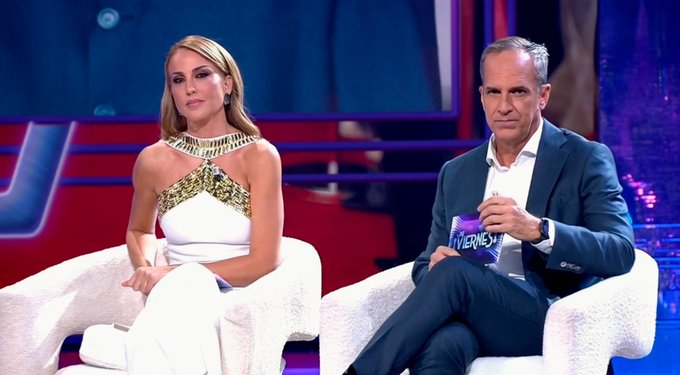 blvcom's tweet photo. 🪩 @deviernestv en @telecincoes registró 3.740.000 ESPECTADORES ÚNICOS (AA).
📺 El programa de entretenimiento reunió 866.000 espectadores de media y el 12,1% de cuota.
➡️Fue lo más visto del día en la cadena
#DeViernes
#Audiencias📺📊 https://t.co/sWK7FMvdQk