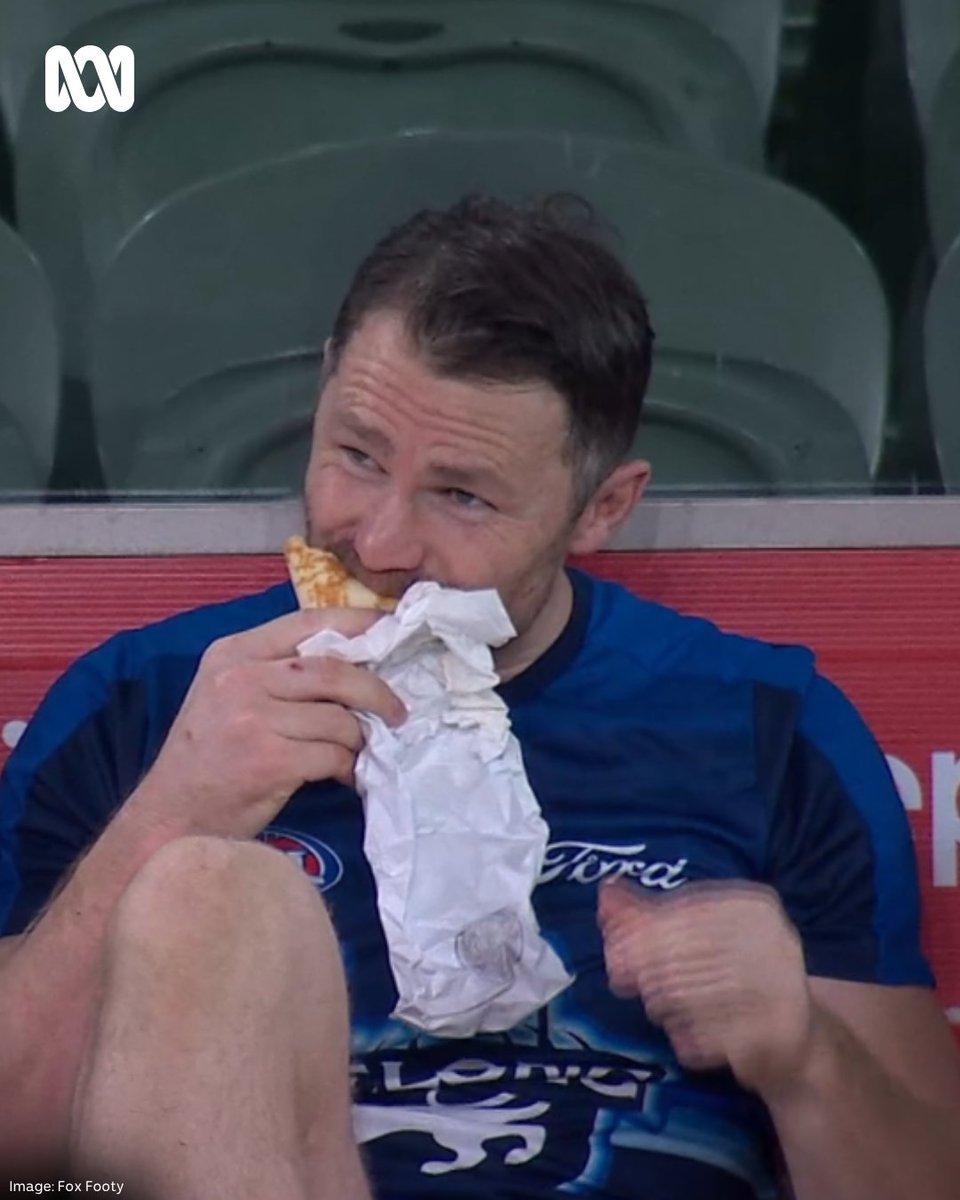 K1NG2h's tweet photo. Me, a North supporter, watching what's happening to Geelong right now

#AFLGF https://t.co/nCB7pqWe7O