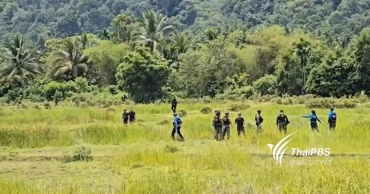 ผู้ก่อเหตุขับขี่รถจยย.ใช้ปืนยิงใส่ทหารพรานขณะตั้งด่านตรวจหน้าฐานปฏิบัติการ อ.รือเสาะ จ.นราธิวาส จนท.หลบเข้าที่กำบังและยิงตอบโต้กระสุนเข้าที่ไหปลาร้าจึงทิ้งรถหลบหนีลงทุ่งนาเเต่จนท.ควบคุมตัวได้พร้อมปืนลูกกรด.22 นิ้ว ล่าสุดผู้ก่อเหตุทนพิษบาดเเผลไม่ไหวเสียชีวิต <a href="/ThaiPBS/">Thai PBS</a> <a href="/ThaiPBSNews/">Thai PBS News</a>