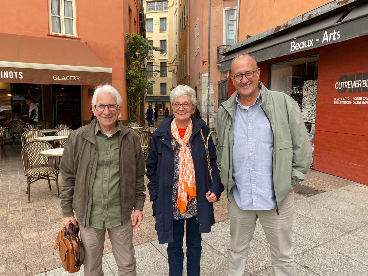 Òmnium Cultural (@omnium) on Twitter photo No podíem marxar de la Catalunya Nord sense trobar-nos amb els companys de <a href="/RadioArrels/">Ràdio ARRELS</a> que des de l'any 1981 és l'únic mitjà 100% en català de les comarques nord-catalanes.
Fa uns mesos, van iniciar una campanya per garantir la continuïtat del projecte i des d'Òmnium treballem No podíem marxar de la Catalunya Nord sense trobar-nos amb els companys de <a href="/RadioArrels/">Ràdio ARRELS</a> que des de l'any 1981 és l'únic mitjà 100% en català de les comarques nord-catalanes.
Fa uns mesos, van iniciar una campanya per garantir la continuïtat del projecte i des d'Òmnium treballem