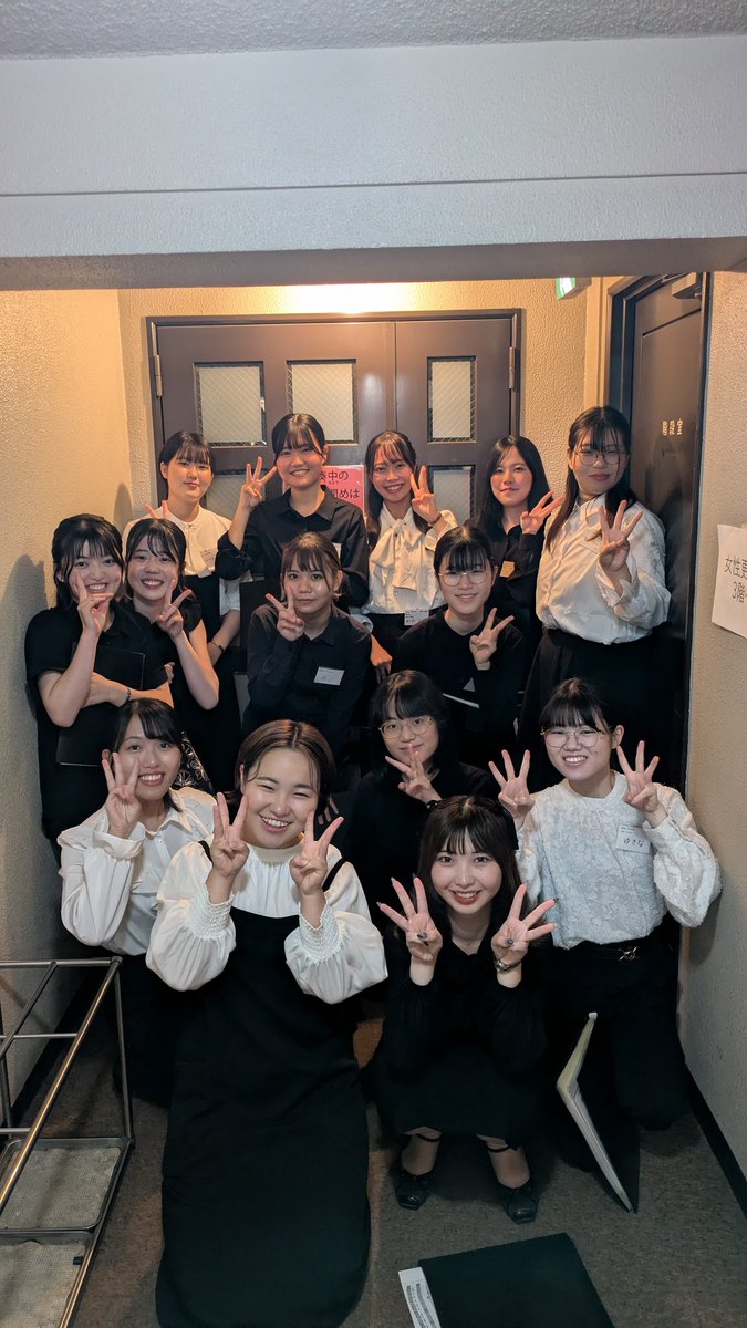 Vol17_Ver's tweet photo. １、Coro Fontana
私たちは九混3回生女声です。名前は、みんなで温泉に行きたいので、「泉」を表すイタリア語から取りました！聖母マリアを讃える"Ave Generosa"という曲を歌います！現役最後なので楽しんで頑張ります♪ https://t.co/YMiDAJxlUd