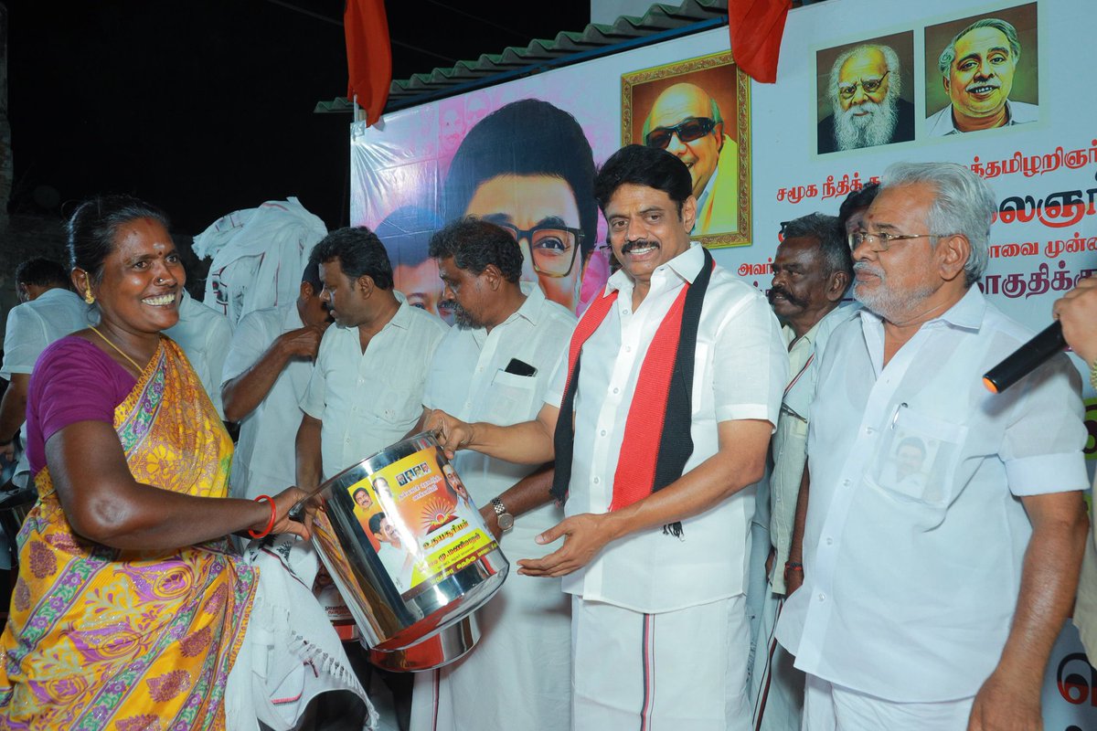 ManimaranDS's tweet photo. முத்தமிழ் அறிஞர் டாக்டர் கலைஞர் அவர்களின் 102வது பிறந்த நாளை முன்னிட்டு 

மதுரை தெற்கு மாவட்டம் திருமங்கலம் தொகுதி கள்ளிக்குடி வடக்கு  ஒன்றியத்தில் 

33 நாள்
தொடர் நிகழ்ச்சியின்
3வதுநிகழ்ச்சியாக
மருதங்குடி
கிராமத்தில்

சுமார் 450 குடும்ப அட்டைதாரர்களுக்கு 
சுமார் 500000 ரூபாய் https://t.co/lE6GOF09Jn