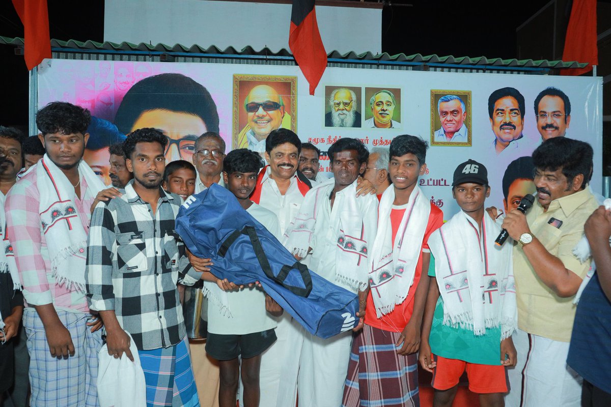 ManimaranDS's tweet photo. முத்தமிழ் அறிஞர் டாக்டர் கலைஞர் அவர்களின் 102வது பிறந்த நாளை முன்னிட்டு 

மதுரை தெற்கு மாவட்டம் திருமங்கலம் தொகுதி கள்ளிக்குடி வடக்கு  ஒன்றியத்தில் 

33 நாள்
தொடர் நிகழ்ச்சியின்
3வதுநிகழ்ச்சியாக
மருதங்குடி
கிராமத்தில்

சுமார் 450 குடும்ப அட்டைதாரர்களுக்கு 
சுமார் 500000 ரூபாய் https://t.co/lE6GOF09Jn