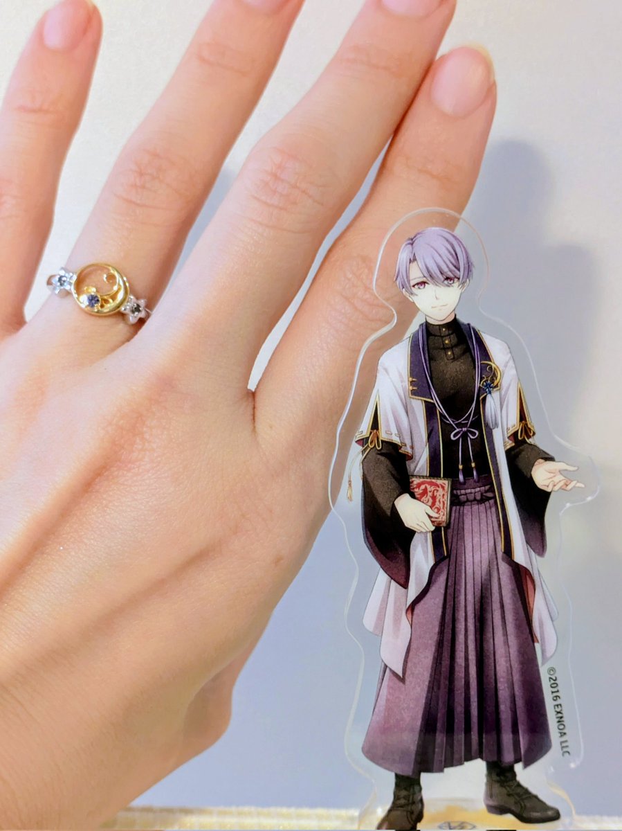 カラッツさんの指輪が届きました💖

並べてみると、秋声の指輪は着物の色と柄をしっかりデザインに反映してるし、白さんの指輪はシンボル重視だけどちゃんと白さんの紫が入ってて素敵🥰

オタ活してる時だけじゃもったいないから、普段からいっぱい着けて楽しも！💍