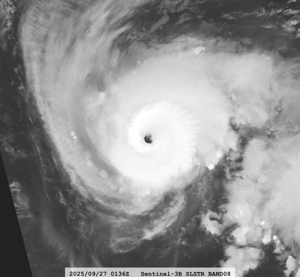 zeb199818's tweet photo. #08L Hurricane #HUMBERTO
Satellite: #Sentinel3B #SLSTR
Channel :
#SLSTR S8 (10.854 µm) 1-km
Time : 2025/09/27 0136Z
Eye Temp : 19.67 °C
Data Source : Copernicus L1B
CPA : ~130 km https://t.co/jQiZTDGeYM