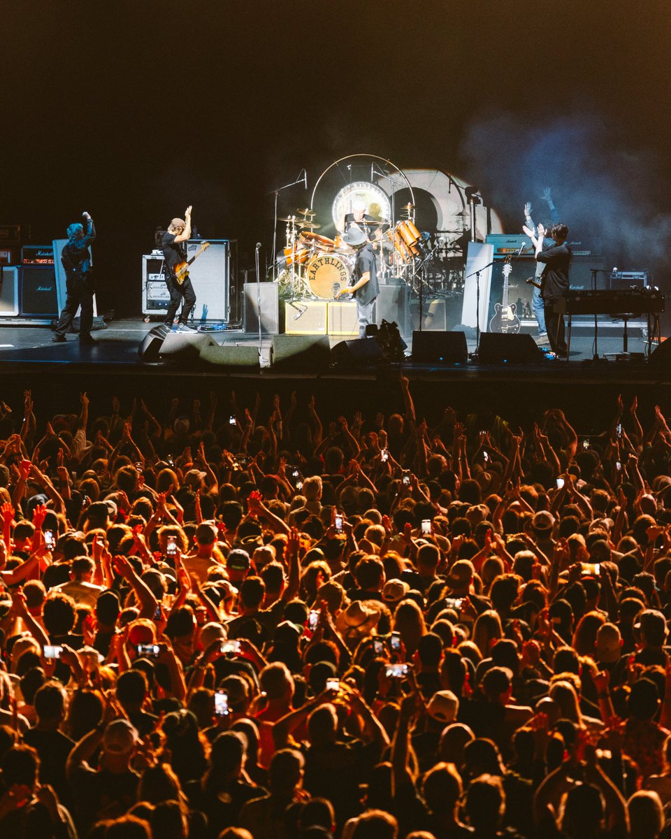 TheOhanaFest's tweet image. @eddievedder and Earthlings closed out Day 1 of #OhanaFest and it doesn’t get any better than this.