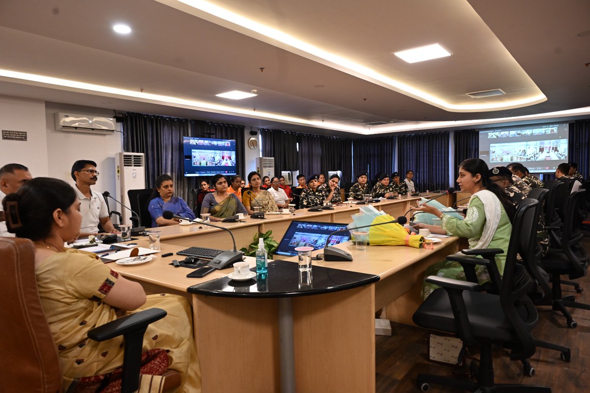 SSBFTRLUCKNOW's tweet image. 26.09.2025 को फ्रंटियर HQ #SSB लखनऊ में #स्वस्थनारीसशक्तपरिवार अभियान के तहत महिला स्वास्थ्य कार्यशाला आयोजित। श्री रत्न संजय, IG के मार्गदर्शन में डॉ. तनु शर्मा व डॉ. दीपती वर्मा ने स्त्रीरोग स्वास्थ्य पर व्याख्यान दिए। 671 प्रतिभागी ऑनलाइन जुड़े।&quot; @PIBHomeAffairs
@SSB_INDIA