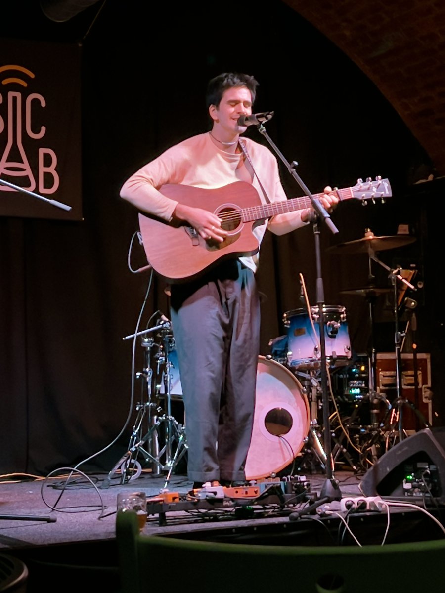 RanasTweets's tweet photo. Kultur in #Brno
The Young Pekáč Mojmíra Bártka in der Jazzbar „Zum rauchenden Kaninchen“.
Manuel (ganz tolle Stimme!) im #Musiclab
Mojo August im MusicLab
Lokale Musiker am Ziel einer Wanderung
#RanagoesBrno https://t.co/pW3R78jRBl