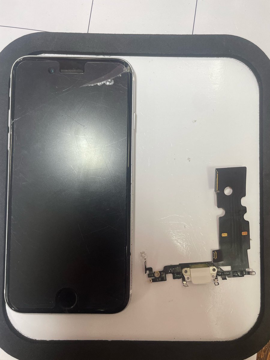 Ibring_X2's tweet photo. 📱【修理事例】
iPhone SE2のマイクが使えない症状⚡️
実はマイクはドックコネクタ（充電口パーツ）についているため、不具合の原因はドックコネクタでした。
🔧交換で無事復旧！通話も録音もOK🙌

即日修理・データそのまま📍アイブリング岸和田店

#iPhone修理 #SE2修理 #マイク修理 #岸和田 https://t.co/JFMxEBtzct