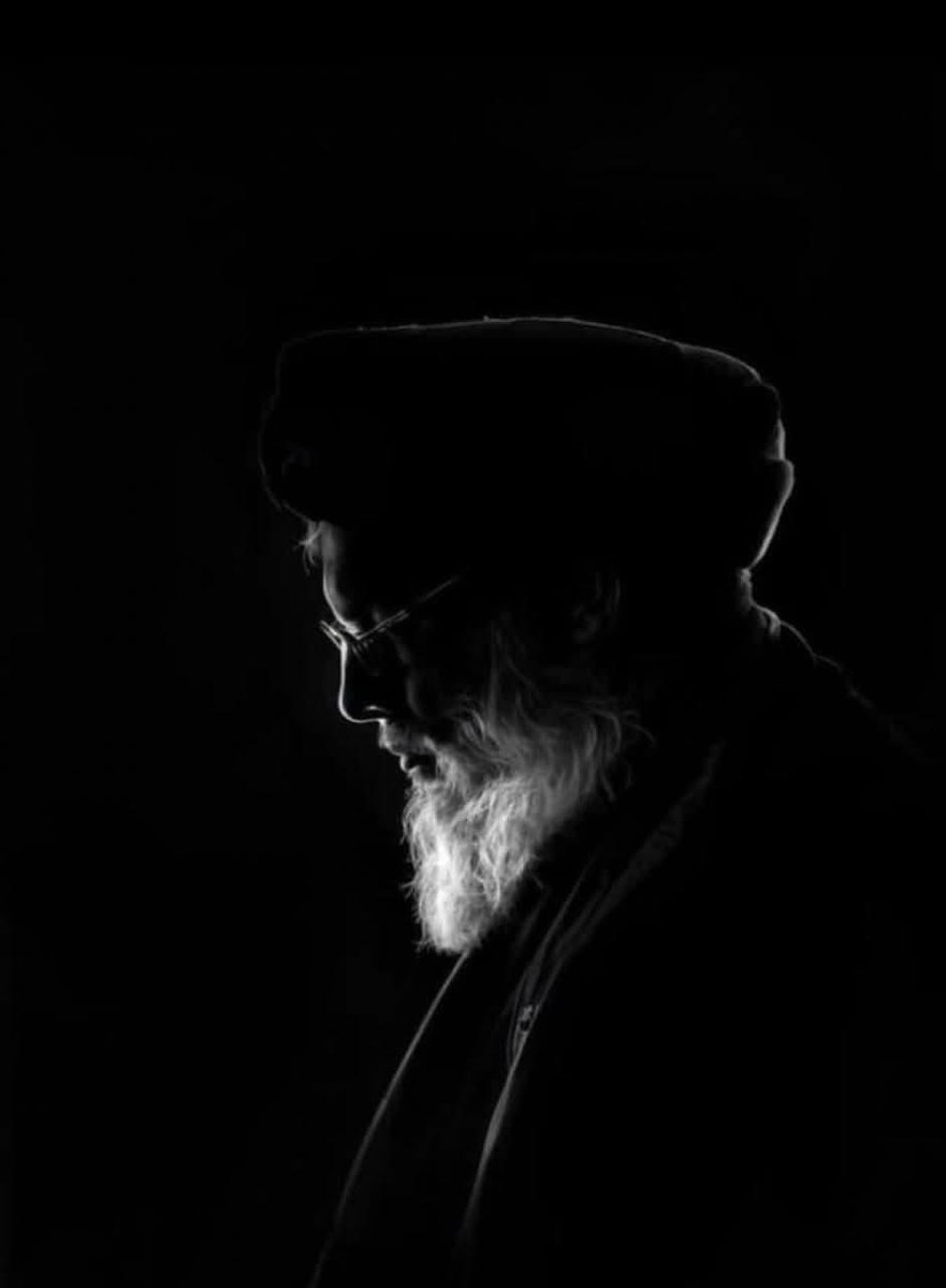 ضلالاً لهذا الموت من ظن نفسه 
ومنذُ متى يخشى المنايا مُريدُها
ونستعْرضُ الأعمارَ خيلاً أمامنا
فلا نعتلي إلا التي نستجيدُها
كتقليب ثوب من ثياب كثيرة
قديم المنايا عندنا وجديدها 
إلى أن نرى موتاً يليق بمثلنا
فينشأ من موت الكرام خلودها