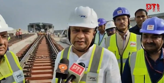 PTI_News's tweet image. STORY | Entire Mumbai-Ahmedabad section of bullet train project will open by 2029: Vaishnaw

The 50-km stretch of India&apos;s first bullet train project between Surat and Bilimora in Gujarat will open in 2027, and by 2029, the entire section between Mumbai and Ahmedabad will be…