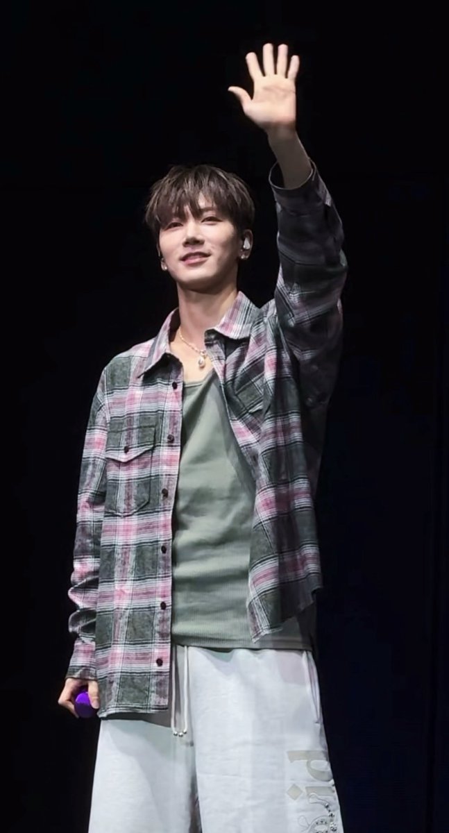 ได้เห็นหน้าละวันนี้ๆๆ มาซาวด์เช็คด้วยเชิ้ตลายสก็อตอันเป็นเอกลักษณ์ ไม่ผิดตัวแน่🤣 วันนี้ก็ขอให้ทุกอย่างราบรื่น สู้ๆๆๆน้าาา💕💕💕