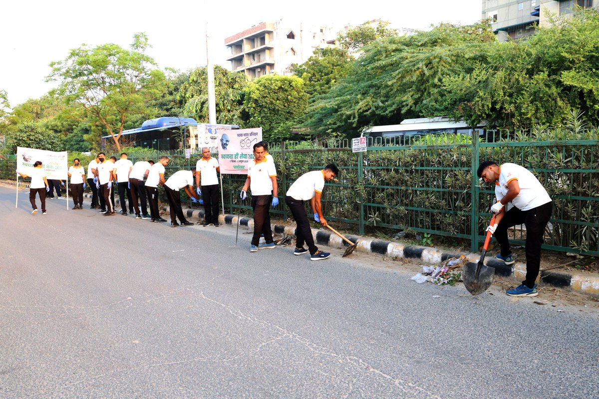 16NDRF's tweet photo. 🌿✨ Celebrate the spirit of cleanliness!

🌿✨ Under #SwachhataHiSeva 2025, 16 BN NDRF proudly celebrated #Swacchotsav, inspiring communities to unite for the #SwachhBharat mission.
🧹 Together, let’s create a cleaner, greener &amp; healthier India!
@NDRFHQ https://t.co/EBV94Scv1c