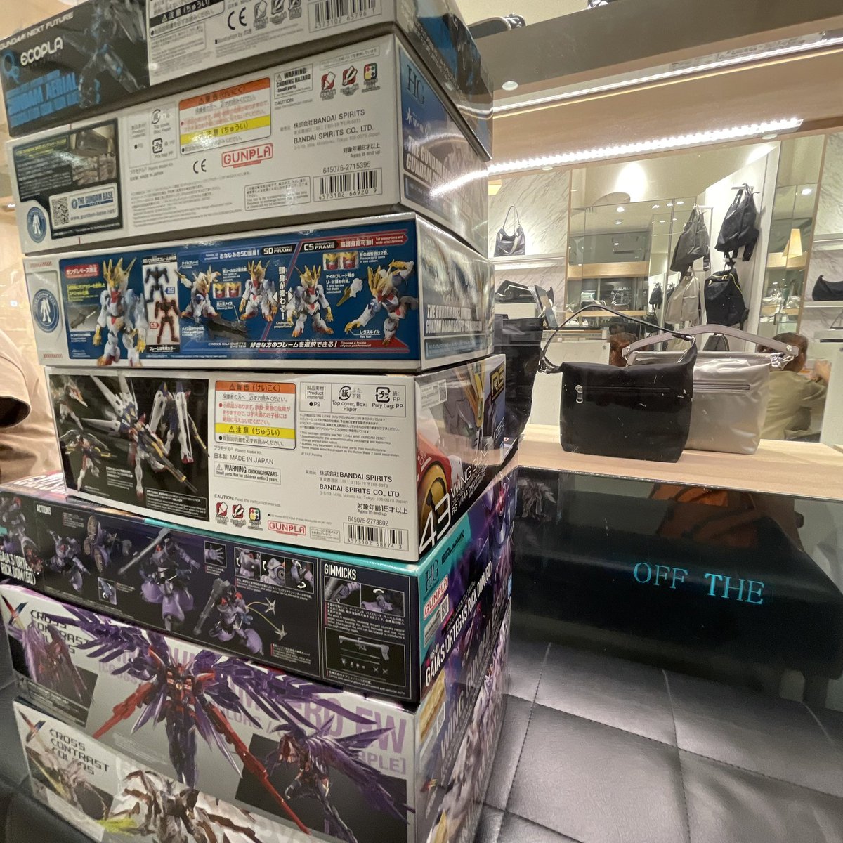 大阪のガンダムポップアップストアで買い物を終えたところです。午後4時15分に到着しました。MGSD エアリアル以外、まだ在庫がたくさんありました。今日は欲しかったものをすべて手に入れることができてとても嬉しかったです。

I just finished shopping at the Gundam Pop-Up store in Osaka.  i