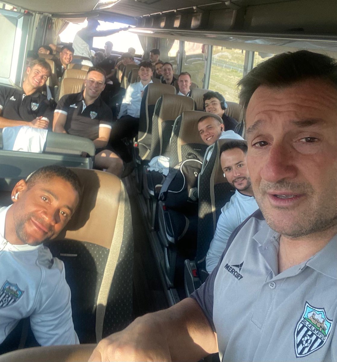 🏆⚽️ ESPECIAL COPA DEL REY |  Jugadores y cuerpo técnico del <a href="/atcalatayudcf/">Atlético Calatayud</a> ya viajan a San Just Desvern, donde a partir de las 16:30h disputarán el histórico partido frente al Atlètic San Just

Puedes seguir el minuto a minuto desde las 16h pinchando en whatsapp.com/channel/0029Va…