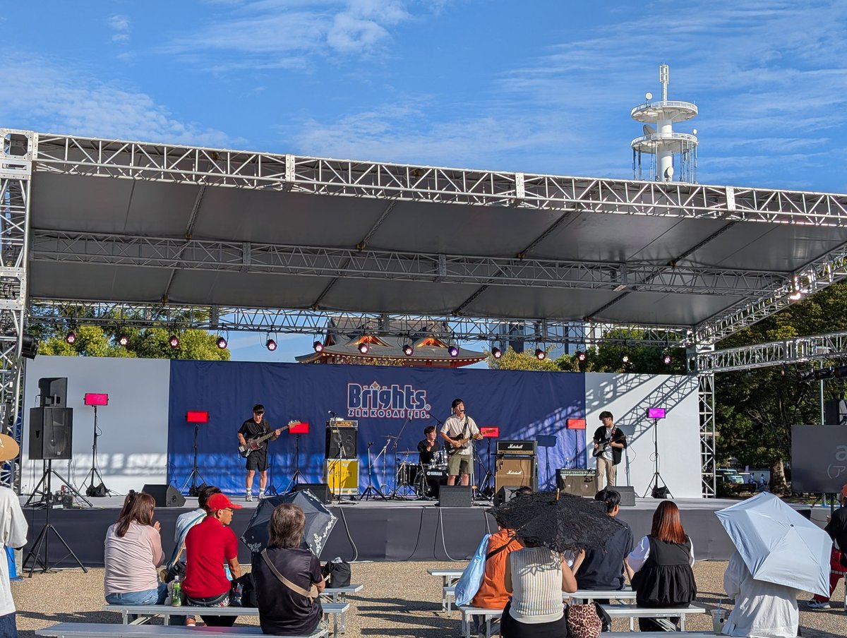 quietholiday's tweet photo. 姫路大手前公園でBrightsと言う全国福利厚生共済会主催のイベントにalfやロジックなどお世話なってるバンドも出てたので、昼までの予定を終えた後覗いてみる。

ちょうどalf がやってて見ることができて良かった😁28日も大手前公園での、なるともさんのイベント「ぐるメロっ！」にも出演とのこと。 https://t.co/UkeG1Ta3sx