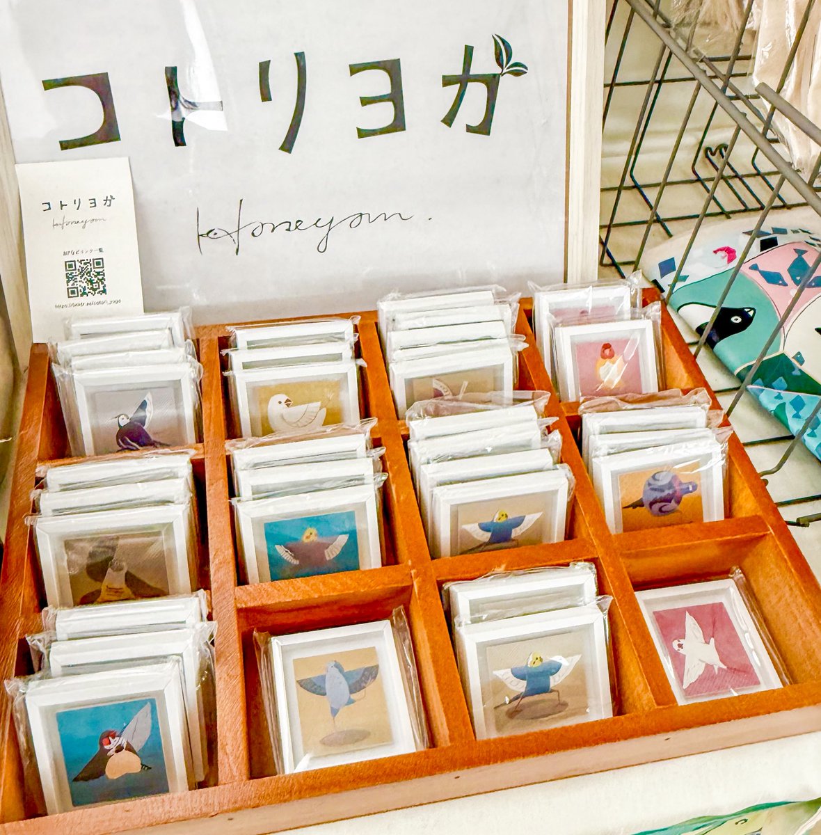 追加納品してきました！
Tシャツ・マグネットの欠品していたものも復活しています✨
あと、写真をとり忘れたのですが #オカメインコ と #文鳥 のブックカバー(A5.文庫サイズ)も置いてきました🐥📚

よろしくお願いします🥳