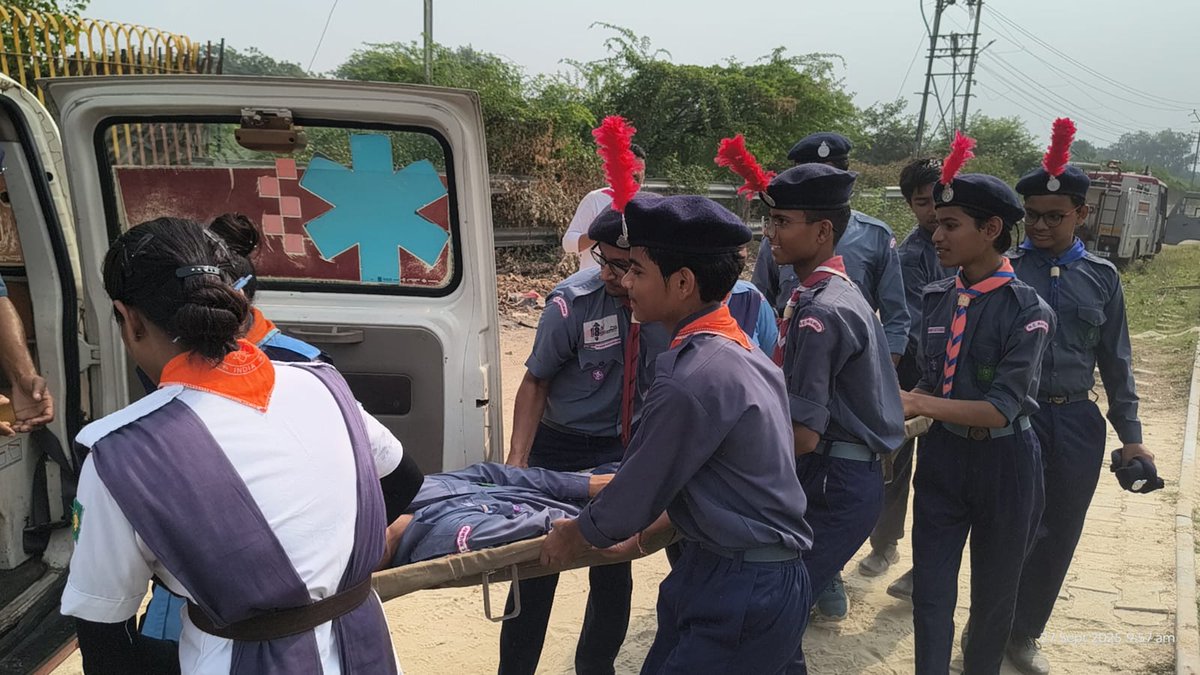 NorthCentralRa1's tweet photo. Today, a mock drill  was organized at North Central Railway Bharat Scouts and Guides, Tundla, in which Scouts, Guides, Rovers, Rangers, and Leaders participated. A total of 30 Scouts and Guides members took part in this mock drill.” @drmncrald
@CPRONCR @NCRGM1 https://t.co/tYHvPW0Vos