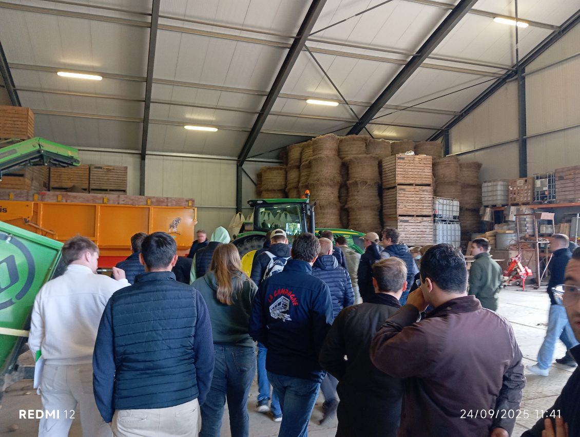 CfppaLeParaclet's tweet image. Journée 3 : voyage d&apos;études aux Pays-Bas des BTS #ACD. 🇳🇱 
Le matin : visite d&apos;une exploitation agricole en polyculture de 225 ha : pommes de terre de consommation, blé, semences de gazon, betteraves sucrières, oignons, haricots verts &amp;amp; cultures fourragères. #semisdirect