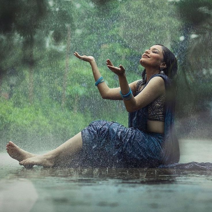 कभी जो बादल बरसे..
मैं देखुं तुझे आंखें भर के

तु लगे मुझे पहली बारिश की दुआ।
🌧️🌻☘️🌸