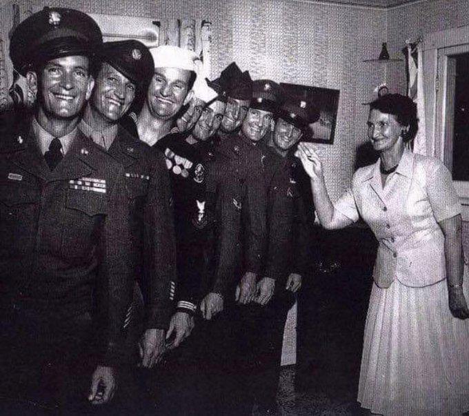 Españolas, sabéis que esto no suele pasar, cuidar por que nos quieren meter en una guerra.

Madre, junto con ocho hijos que participaron en la Segunda Guerra Mundial. Todos lograron regresar a casa intactos y ilesos. 🇪🇸