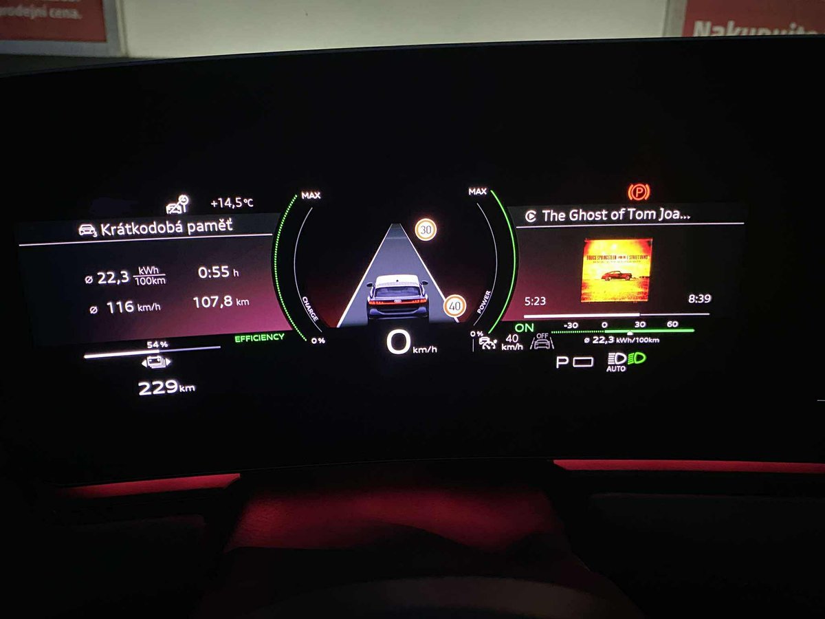 🔋Dojezd elektrické Audi A6 v režimu typického řidiče audi🔋

Já jezdím pomalu a nikam nespěchám, ale díky kamarádovi mám otestováno, jak se chová A6 Avant e-tron v provozu typického audináře a zde je pár zajímavých postřehů:

1) Odhad stavu baterie v cíli se vypočítává poměrně