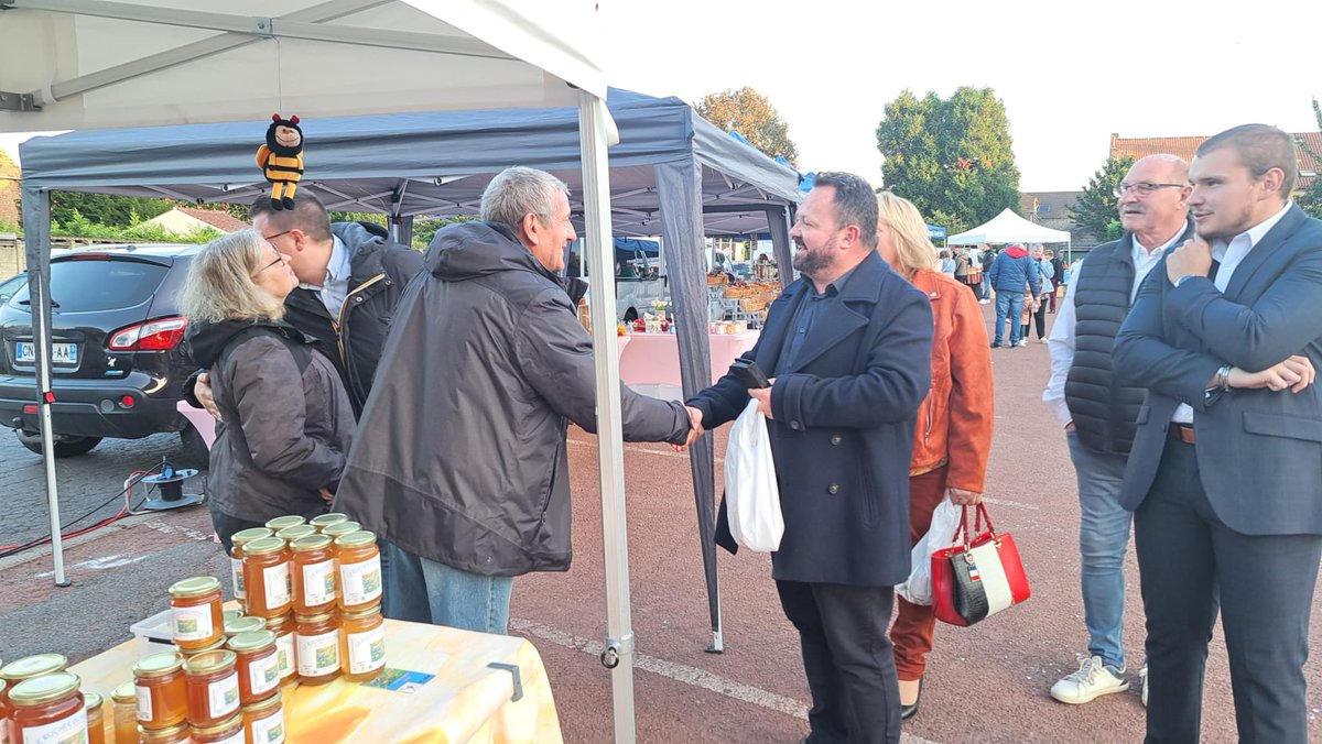 BrunoBilde's tweet photo. Hier, en fin de journée, avec @Thom_Morelle, nous sommes allés au marché des producteurs et des artisans locaux de #Wingles.
De très belles découvertes sur ce marché artisanal nocturne. https://t.co/S7phEQdaWq