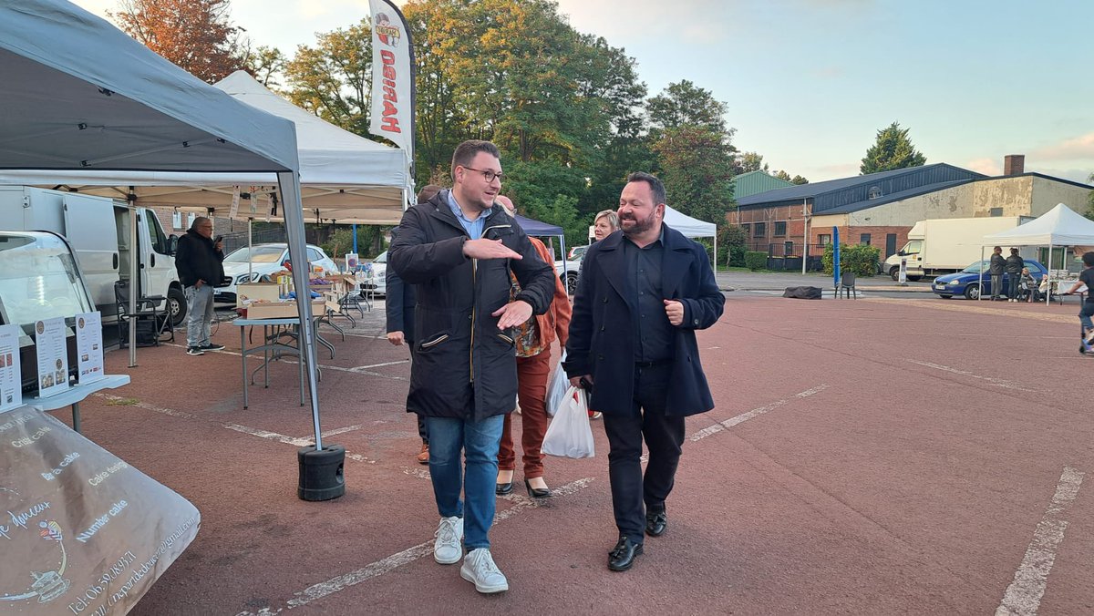 BrunoBilde's tweet photo. Hier, en fin de journée, avec @Thom_Morelle, nous sommes allés au marché des producteurs et des artisans locaux de #Wingles.
De très belles découvertes sur ce marché artisanal nocturne. https://t.co/S7phEQdaWq