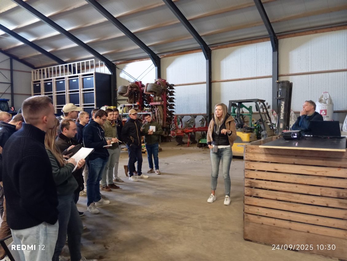 CfppaLeParaclet's tweet image. Journée 3 : voyage d&apos;études aux Pays-Bas des BTS #ACD. 🇳🇱 
Le matin : visite d&apos;une exploitation agricole en polyculture de 225 ha : pommes de terre de consommation, blé, semences de gazon, betteraves sucrières, oignons, haricots verts &amp;amp; cultures fourragères. #semisdirect