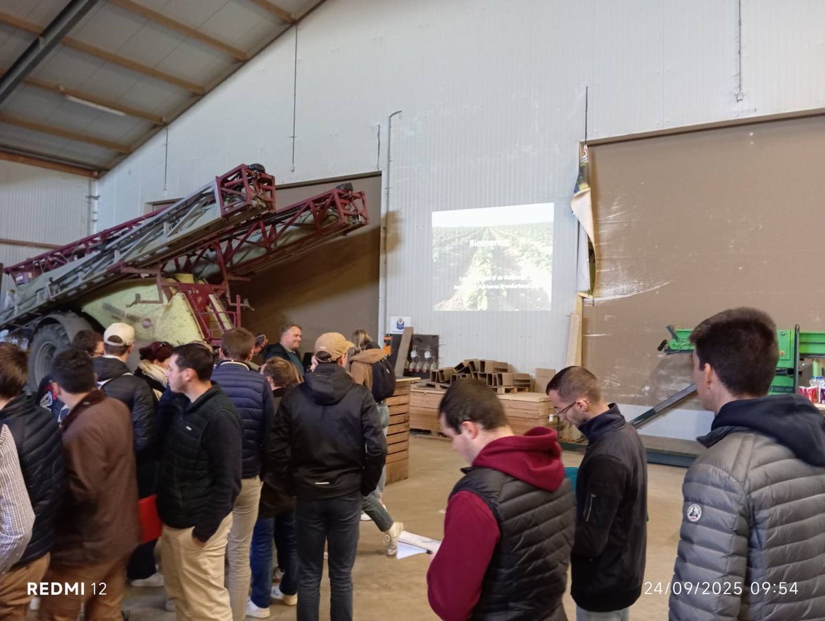 CfppaLeParaclet's tweet image. Journée 3 : voyage d&apos;études aux Pays-Bas des BTS #ACD. 🇳🇱 
Le matin : visite d&apos;une exploitation agricole en polyculture de 225 ha : pommes de terre de consommation, blé, semences de gazon, betteraves sucrières, oignons, haricots verts &amp;amp; cultures fourragères. #semisdirect