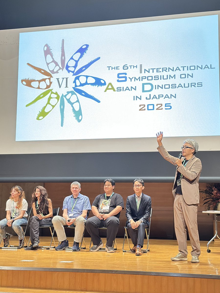 第6回アジア恐竜国際シンポジウム、最後の質疑応答が行われています🦖✨

明日は、当館で公開イベントとして、一般向けの講演会を開催します。

時間：13時〜16時
場所：本館3階講堂

世界で活躍する研究者たちの話を、ここ福井で直接聞くことができるチャンス❗️ぜひご来館ください🏛️✨