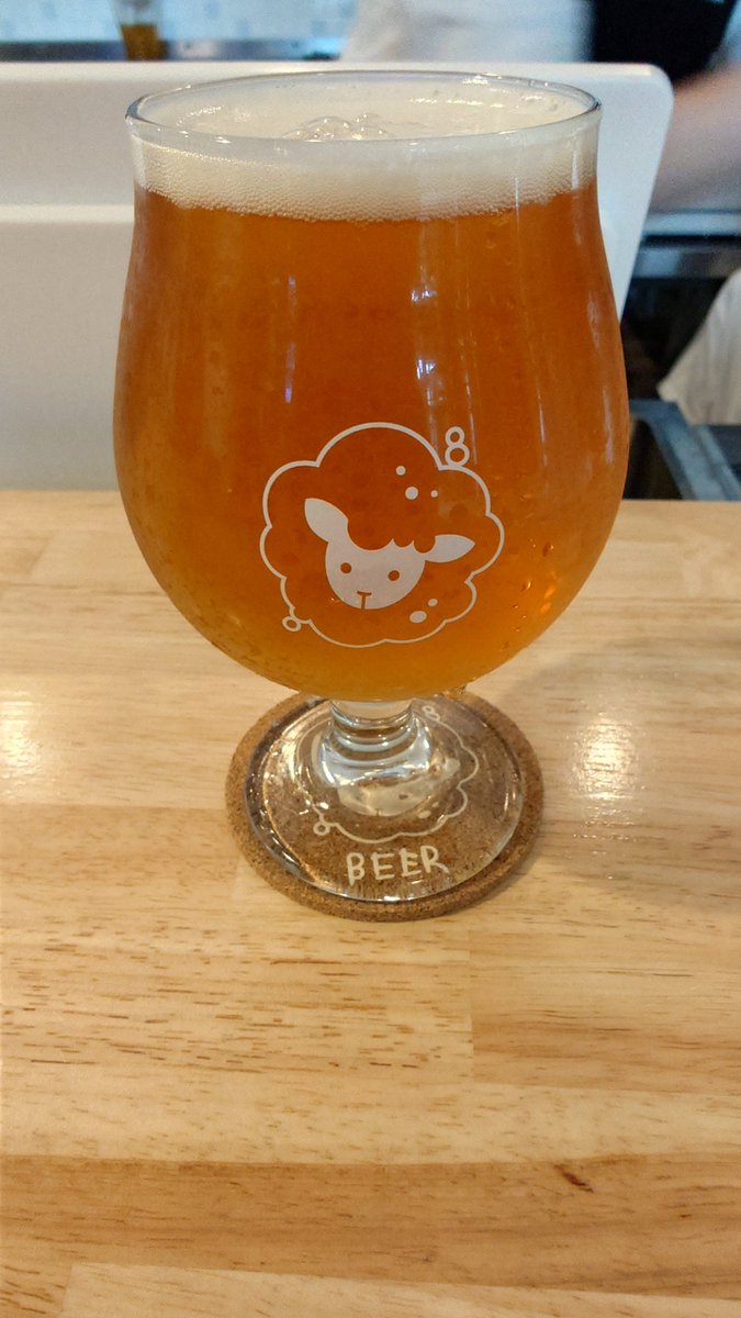 ペコラビール   Woolly
4.5%と軽めのアメリカンペールエール。
グレープフルーツとほんのりベリー感。
甘み控え目、程よく苦い。
一杯目のゴクゴク系。
かなり美味しい。