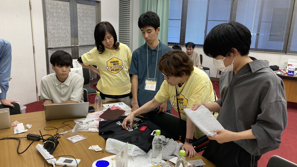 masaog's tweet image. 瀧田さんが鳥取から岡山会場に到着！早速頼られてる。。。「まず ”やってみよう” 」の方向に！
#webiotmakers #岡山大学