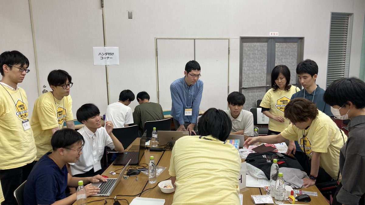 masaog's tweet image. 瀧田さんが鳥取から岡山会場に到着！早速頼られてる。。。「まず ”やってみよう” 」の方向に！
#webiotmakers #岡山大学