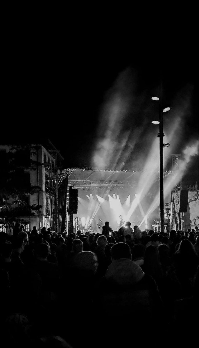 Ederra izan zen atzo herriko plazan bizi izan genuena.

Plaza bete zuen Bulego taldeak. Giro paregabea izan genuen.

Asteburua hasi da, eta egun bat besterik ez da gelditzen txantxiku jaitsierarako.